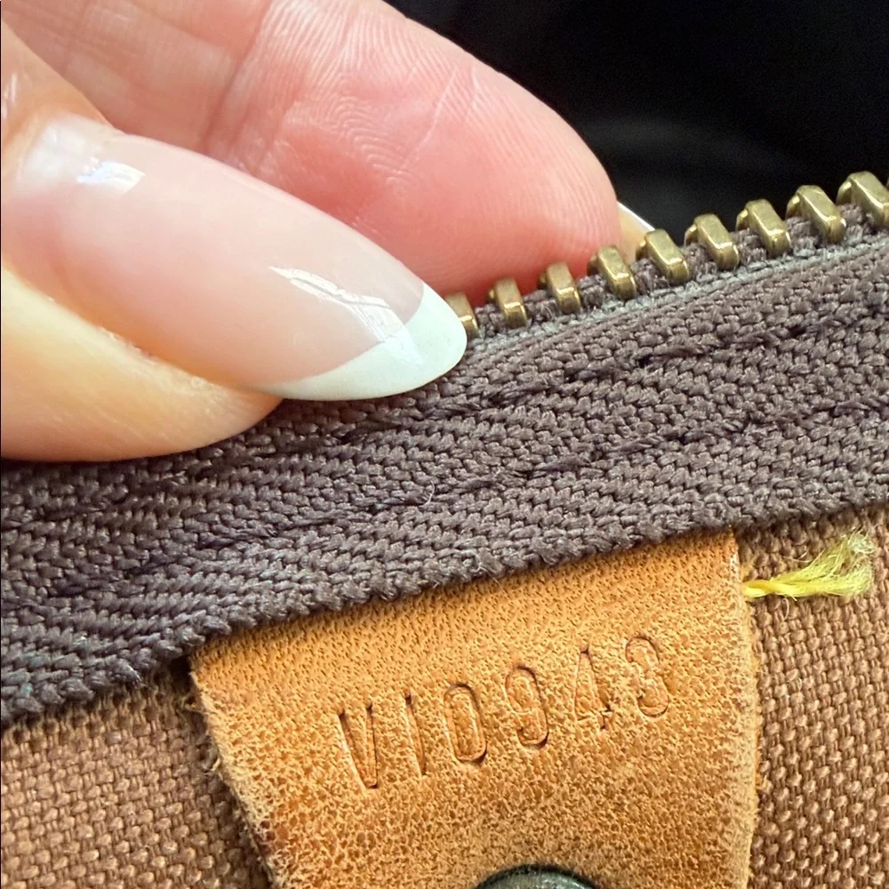 Vintage Louis Vuitton duffle bag with strap. Size 50 - Picture 10 of 14